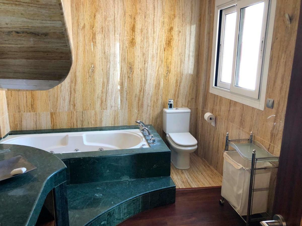 Atico-Duplex Primera Linea De Playa En El Centro De Estepona Luaran gambar